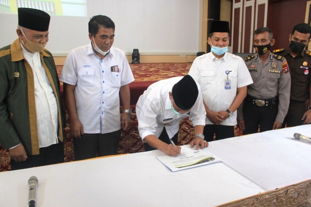 Bupati Rusma Yul Anwar menandatangani tanda piagam QRIS tanda dilaunchingnya QRIS di Pessel.